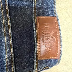 7 S (28 w 29 l)  Hollister Mid Rise Boot jeans.